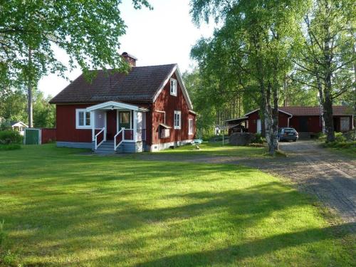 Renoviertes Ferienhaus in Uvanå mit Terrasse, Garten und Grill, kostenloses WiFi