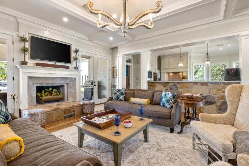 Peaceful Country Charm with Private Pool in Dripping Springs, USA