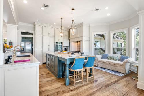 Peaceful Country Charm with Private Pool in Dripping Springs, USA