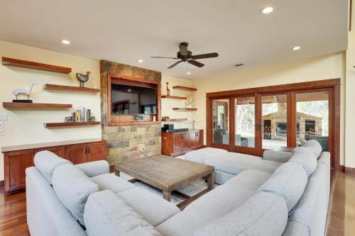 Luxury Urban Farmhouse with a Pool in Driftwood, USA