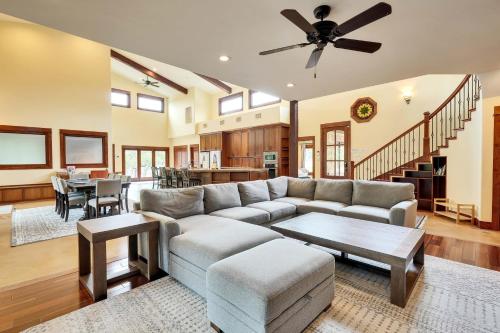 Luxury Urban Farmhouse with a Pool in Driftwood, USA