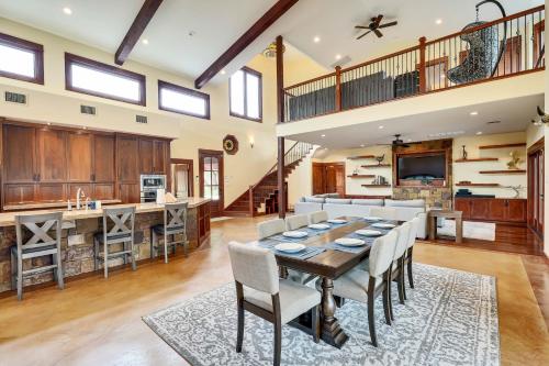 Luxury Urban Farmhouse with a Pool in Driftwood, USA