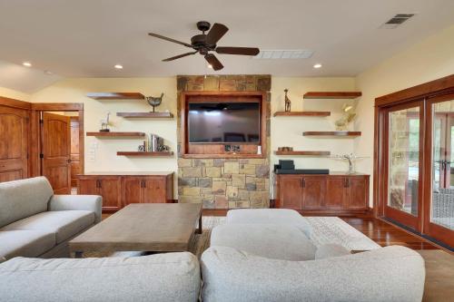 Luxury Urban Farmhouse with a Pool in Driftwood, USA