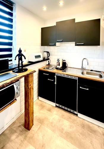 DOMspitzen-BLICK, cooles 2 Zimmer Apt mit Indoor-Swimmingpool auf dem Dach, Küche und Smart-TV, Cologne (photo 7)