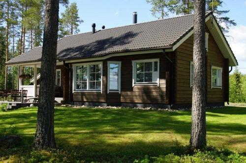 Hochwertiges Ferienhaus mit Sauna sowie Holzterrasse und Garten am See