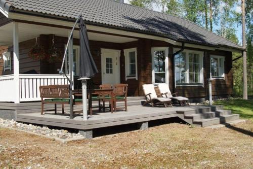 Hochwertiges Ferienhaus mit Sauna sowie Holzterrasse und Garten am See