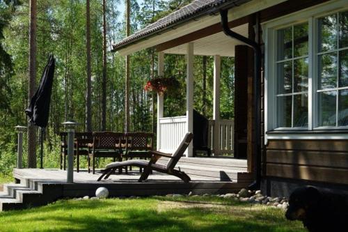 Hochwertiges Ferienhaus mit Sauna sowie Holzterrasse und Garten am See