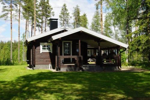 Hochwertiges Ferienhaus mit Sauna sowie Holzterrasse und Garten am See