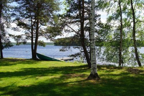 Hochwertiges Ferienhaus mit Sauna sowie Holzterrasse und Garten am See