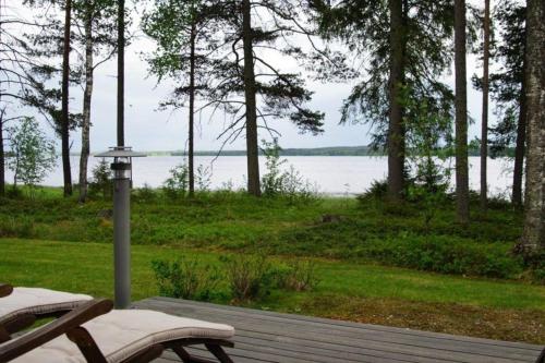 Hochwertiges Ferienhaus mit Sauna sowie Holzterrasse und Garten am See