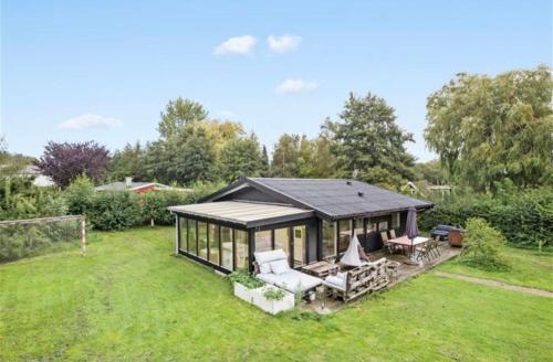 charmerende sommerhus med god udeplads