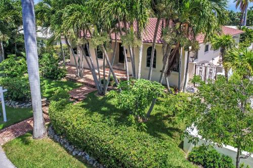 Magnificent Villa by Lake near Hollywood Beach