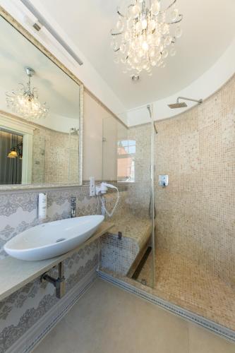 Deluxe Double Room with Sea View image 2
