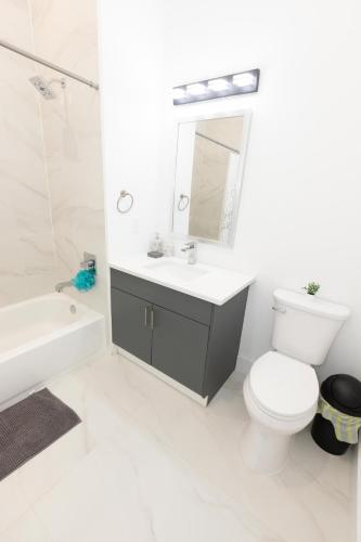 Chic 2-Bed Getaway Home-mins to NYC in Bayonne, USA