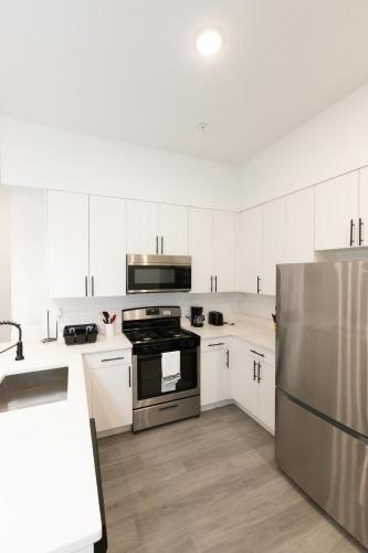 Chic 2-Bed Getaway Home-mins to NYC in Bayonne, USA