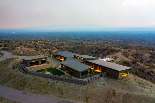 Paradise Canyon-Infinity Heated Pool-Estate 3