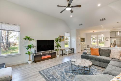 Lakeside Gun Barrel City Home with Fire Pit and Grill! in Gun Barrel City, USA