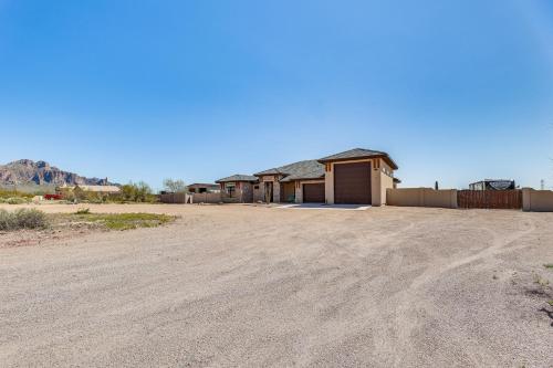 Luxurious Desert Oasis Fireplace and Private Pool!