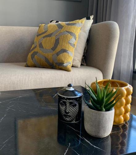 The Twenty-Six Palmier by IB Signature - Design 1Bedroom Apt with Wifi, Parking, Self check-in, 24 x7 Security - City View with terrace - Walk to Cafes! City Centre, Tram, Casablanca (photo 5)