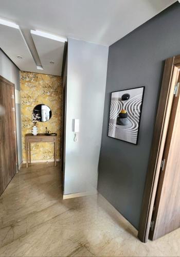 The Twenty-Six Palmier by IB Signature - Design 1Bedroom Apt with Wifi, Parking, Self check-in, 24 x7 Security - City View with terrace - Walk to Cafes! City Centre, Tram, Casablanca (photo 9)