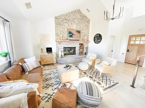 NEW & Luxurious House, hot tub & amazing views, Lake Arrowhead
