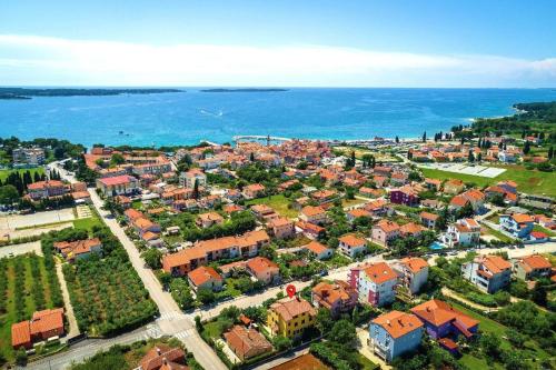 Strandnahe Wohnung mit überdachter Terrasse und Garten