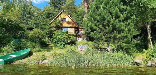 Ferienhaus direkt am See mit Garten und Parkplatz