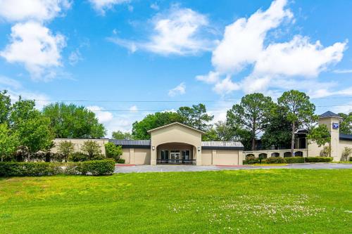 Unterkunft von außen, Rodeway Inn Huntsville West in Huntsville (TX)