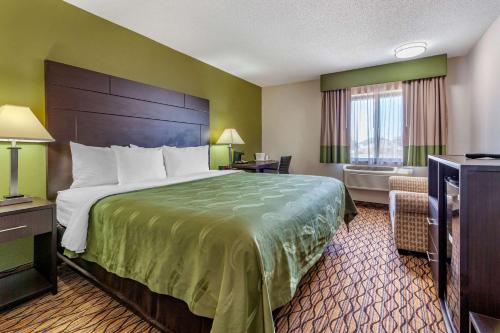 Quality Inn - Hotel - New London