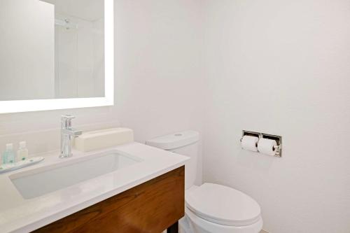 Quality Inn - image 13