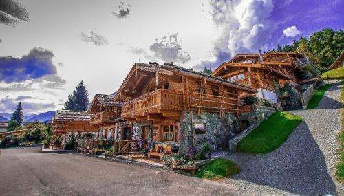 Komfortables Ferienhaus in Flachau mit Terrasse, Garten und Sauna und Panoramablick