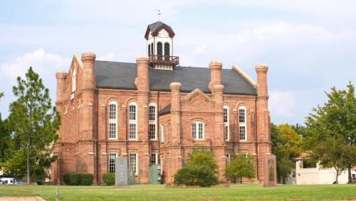 Xecutive Inn and Suites