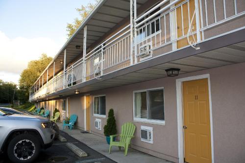 Kid Friendly Hotels Near Mauch Chunk Lake Park Jim Thorpe Pa Macaluso S At The Lantern Lodge Nesquehoning Pennsylvania
