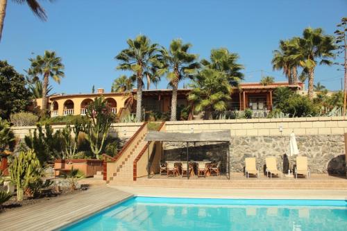 Ferienhaus mit hellem Wohnbereich, zwei Schlafzimmern und einer Terrasse