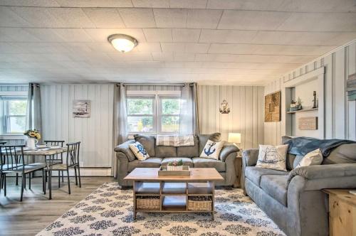 Buttermilk Cottage in Cape Cod Steps to Beach in Wareham, USA