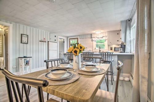 Buttermilk Cottage in Cape Cod Steps to Beach in Wareham, USA