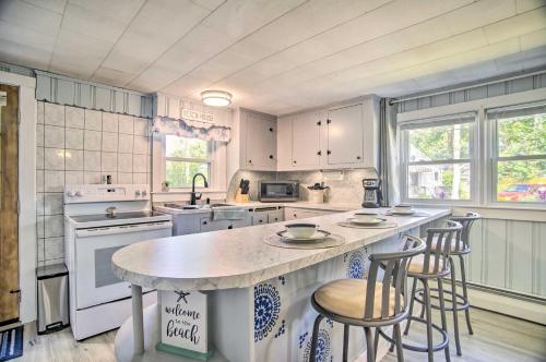 Buttermilk Cottage in Cape Cod Steps to Beach in Wareham, USA