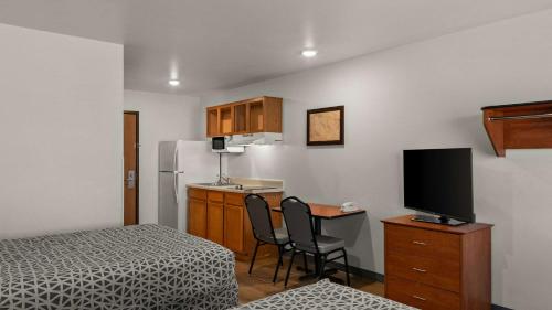 WoodSpring Suites Evansville - image 14