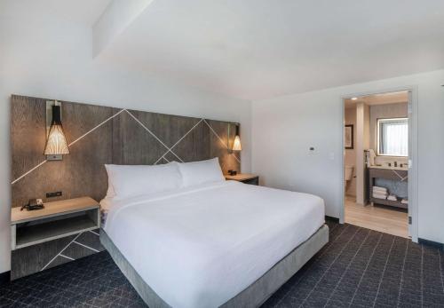 1 king bed, 1 sofa bed