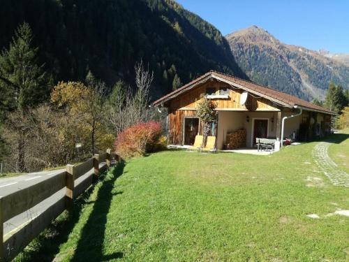 Nettes Ferienhaus in Innerfragant mit Garten, Terrasse und Grill