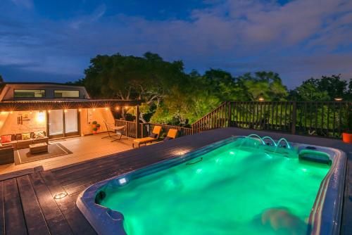 Breathtaking Roof Pool views, Gameroom, Firepit – khách sạn tại Phía Tây Bắc