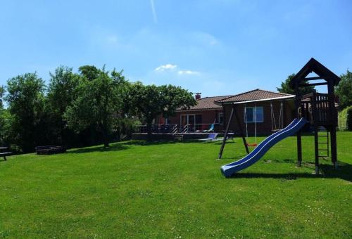 Moderner Ferienbungalow mit Terrasse und Garten