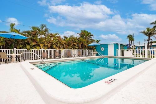 2 Bed Cottage with Pool, Close to Beach! BBQ Grills & Patio