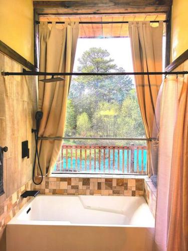 Waterfront Houston Hide out In A Magical Forest in Magnolia (TX)