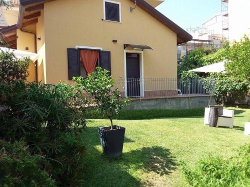 Kleines Ferienhaus in Alì Terme mit Terrasse, Garten und Grill