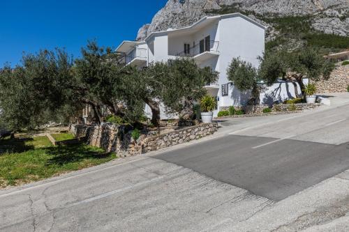 Apartments with a parking space Makarska - 21823