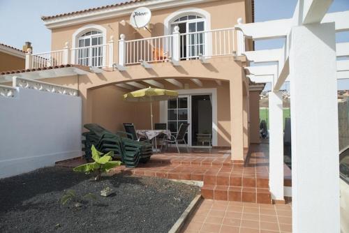 Modernes Ferienhaus mit Terrasse und Balkon