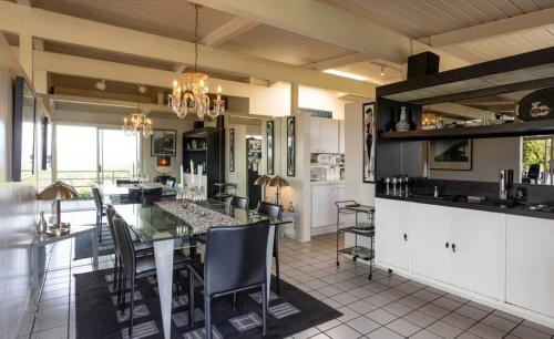 N. Bel Air GATED HOME, POOL, SPA, AMAZING VIEWS- in Los Angeles, USA