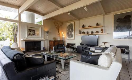 N. Bel Air GATED HOME, POOL, SPA, AMAZING VIEWS- in Los Angeles, USA