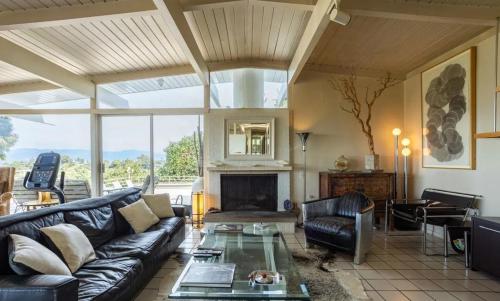 N. Bel Air GATED HOME, POOL, SPA, AMAZING VIEWS- in Los Angeles, USA